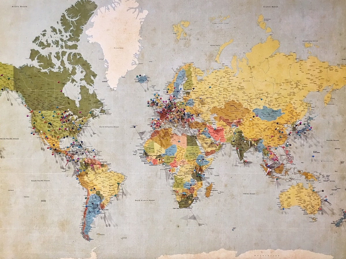Une carte de la ville dépliée sur une table