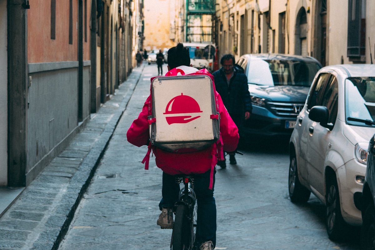 Un coursier en scooter dans une rue de la ville