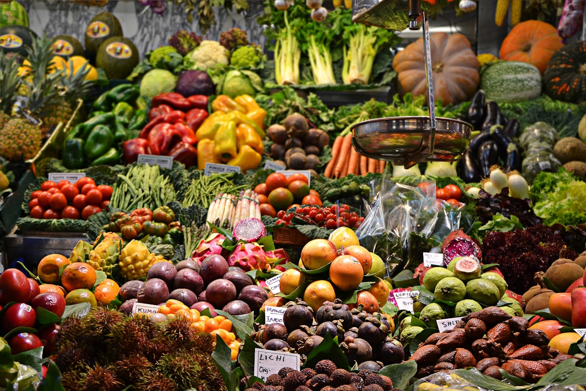 Un marché de la ville en fin de journée